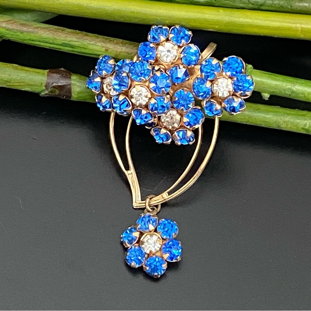 Vintage UnSigned Gold Tone Blue Rhinestones 3D Flower Dangle Pendant Brooch 10g.